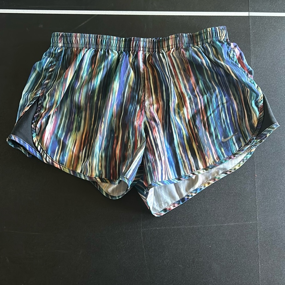 Nike Women’s modern tempo shorts 3”